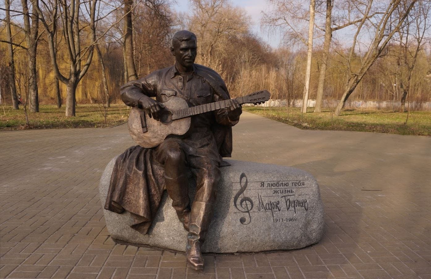 Памятник трое из простоквашино в раменском. В этом городе установлен памятник. Статуя неизвестного солдата. Памятник коньку горбунку в тобольске. Памятник крылову в троицке.