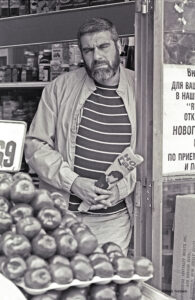 Сергей Довлатов у магазина Мони и Миши в Квинсе, 1983. Фото: Марк Серман.