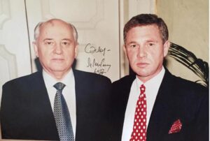 Сэм Джонс и Михаил Горбачев в студии ВВС.