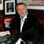 Роман Каплан в "Русском самоваре" за любимым столиком Бродского.